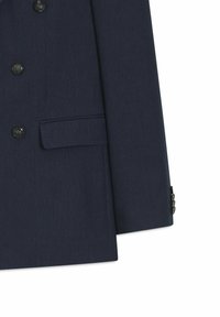 Marineblauer Blazersärmel und unterer Vorderteil mit vier schwarzen Knöpfen und einer Klappentasche vor weißem Hintergrund.