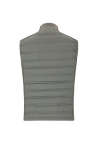 Vadderad väst i ljusgrått med horisontell quilting, hög krage och utan ärmar. Slät textur och minimal design.