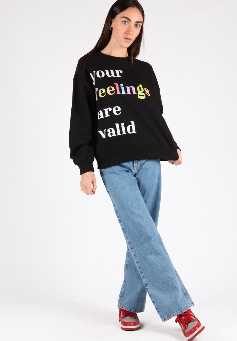 Damen Sweatshirts | dandalo YOUR FEELINGS ARE VALID A Sweatshirt black/schwarz - OM03014 Damen Sweatshirts | dandalo YOUR FEELINGS ARE VALID A Sweatshirt black/schwarz - OM03014