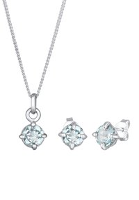 Collana d'argento con un pendente rotondo in acquamarina, accompagnata da orecchini a stud abbinati con pietre rotonde in acquamarina in montature d'argento.