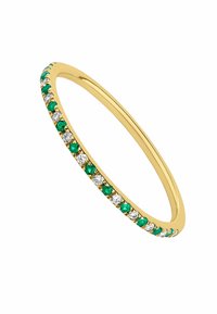 Brazalete de oro que presenta una variedad de piedras preciosas verdes y transparentes engastadas en un diseño en canal a lo largo del borde exterior. Forma suave y redondeada.