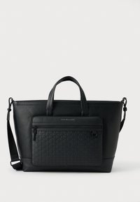 Fekete bőrből készült tote táska dupla felső fogantyúval, állítható vállpánttal és egy texturált első zsebbel, amely finom szövött mintával díszített.