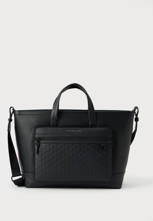 Čierna kožená taška na rameno s dvoma hornými rukoväťami, nastaviteľným ramenným popruhom a textúrovanou prednou kapsou s jemným tkaným vzorom.