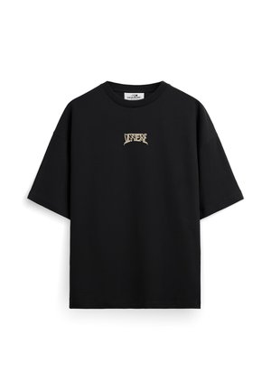Sort oversized T-shirt med korte ærmer og lille beige stiliseret tekst centreret på brystet.