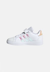 Vit sneaker med ovandel av syntetiskt läder, som har tre iriserande ränder och en kardborreband. Gummisula och vadderad tung.
