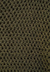 Tessuto intrecciato verde scuro con un pattern complesso e intersecato, caratterizzato da anelli strutturati in rilievo che creano profondità e dimensione.