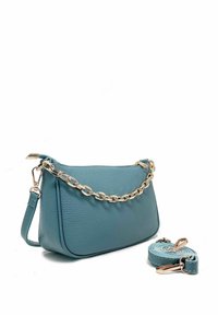 Turkusowa skórzana torebka na ramię z złotym łańcuszkiem, zamykana na zamek, z regulowanym, pasującym paskiem. Gładka tekstura i usztywniony kształt.