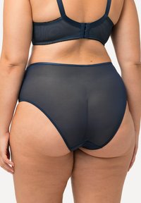 Tmavě modré průhledné spodní prádlo s hladkým povrchem a vysokým pasem, s minimem švů a elastickým páskem pro pohodlí.