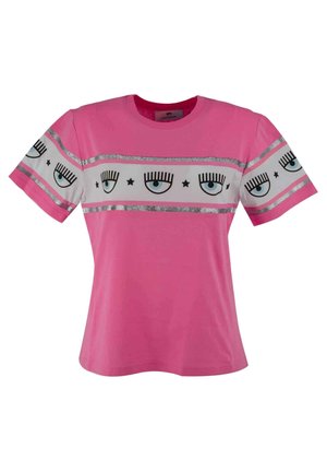 Rosa kortærmet t-shirt med et horisontalt mønster af illustrerede øjne og stjerner, accentueret af sølvstriber på et hvidt bånd.