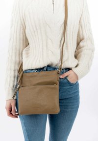 Borsa a tracolla in pelle marrone con finitura testurizzata, dotata di due scomparti con zip e una lunga tracolla regolabile.