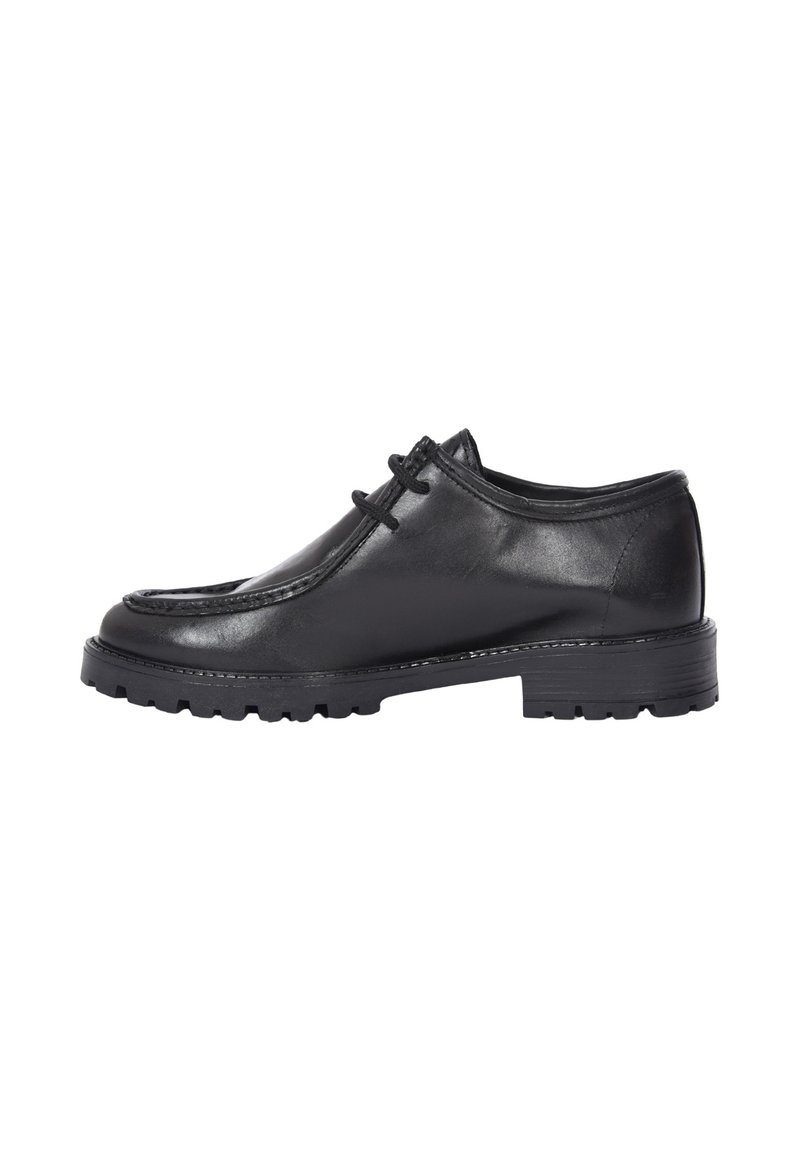 Scarpa nera in pelle con texture liscia, punta rotonda, cuciture rinforzate, design con lacci e suola robusta per aderenza.