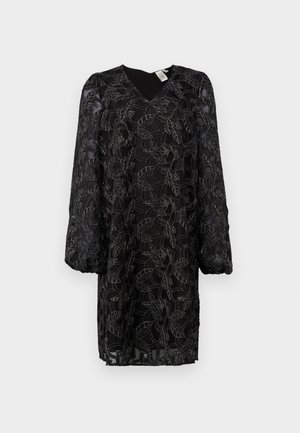 Rochie din dantelă neagră cu model floral, decolteu în V și mâneci puff lungi. Material transparent cu căptușeală interioară; croială lejeră și lungime până la mijlocul coapsei.