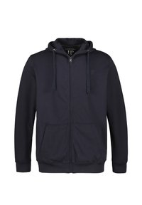 Sudadera con cremallera de color azul marino, confeccionada en tejido suave, que cuenta con un bolsillo canguro, capucha con cordón y un sutil logo en el pecho.