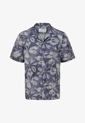 Koszula na guziki z krótkim rękawem w ciemnoniebieskiej tkaninie z kwiatowym wzorem w jasnoniebieskich i białych odcieniach. Luźny krój i spiczasty kołnierzyk.
