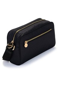Borsa cosmetica nera testurizzata con zip e componenti in oro. Presenta una tasca frontale con zip e una tracolla rimovibile per il trasporto.