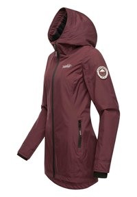 Giacca impermeabile bordeaux con cappuccio, dotata di chiusura con cerniera, tasche laterali, polsini elastici e una toppa con logo sulla manica. Texture liscia.