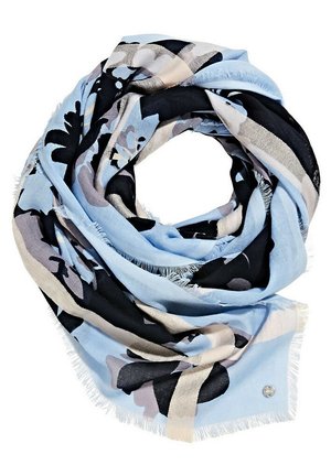 Lyseblåt tørklæde med sorte og beige blomsterprint og frynser langs kanterne, foldet i en cirkulær form med en lille rund metalmærkat.