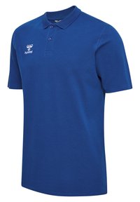 Niebieska koszulka polo wykonana z fakturowanej tkaniny, z klasycznym kołnierzykiem, zapinana na dwa guziki, z nadrukowanym logo po lewej stronie.