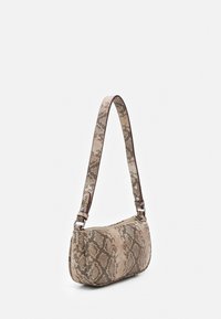 Borsa con stampa a serpente in tonalità beige e marrone, con una texture liscia, una singola tracolla regolabile e un'apertura con zip.