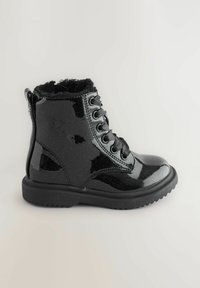 Schwarze Knöchelstiefel mit glanzender Oberfläche, strukturiertem Kunstfellfutter am Schaft und schwarzen Schnürsenkeln. Verfügt über eine robuste Sohle für besseren Halt.
