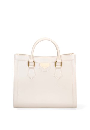 Sac à main en cuir crème avec deux anses et ferrures rectangulaires dorées, forme rectangulaire structurée, patch décoratif à l'avant.