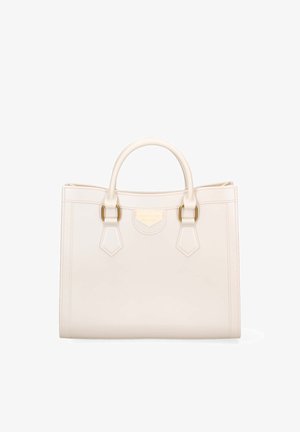 Beuteltasche aus cremefarbenem Leder mit zwei Griffen und eckigen Beschlägen in Goldoptik, strukturierte rechteckige Form, dekorativer Aufnäher vorne.