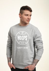 Grauer Kapuzenpullover mit weißen Grafiken, auf denen "27 HOOPS BALLERS" und "TWENTY.SEVEN." steht. Mit rippierten Bündchen und Saum sowie Rundhalsausschnitt.