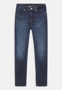 Vaqueros de mezclilla azul oscuro con un diseño de ajuste estrecho. Presentan cinco bolsillos, costuras resistentes y una bragueta con cremallera y cierre de botón.