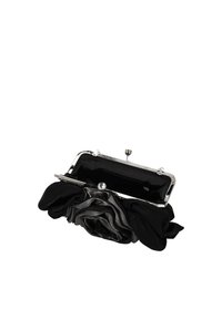 Sort satin clutch med rosedesign, metalisk ramme og krystal-lås. Glat tekstur med flæset blomsterudsmykning foran.