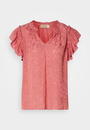 Ružová blúzka s krátkym rukávom, volánovými rukávmi, výstrihom do V, textúrovaným kvetinovým vzorom a jemnou tkaninou. Brandová etiketa viditeľná vo vnútri goliera.