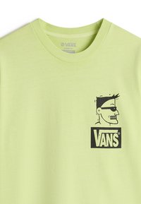 Hellgrünes, locker sitzendes T-Shirt aus Baumwolle mit einer schwarzen grafischen Illustration und einem Logo im linken Brustbereich. Klassischer Rundhalsausschnitt.
