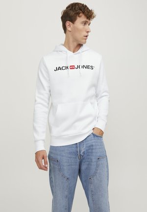 Hvid sweatshirt med hætte og forlommer, med sort "JACK & JONES" tekst og rød kontur logo. Iført med lyseblå denim jeans.