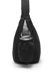 Sac en tissu noir avec une poche frontale élastique et une ouverture zippée révélant une doublure intérieure de couleur claire.