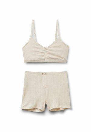 Beiges zweiteiliges Set aus geripptem Stoff mit verstellbarem Spaghettiträger-Crop-Top und passenden Shorts mit hoher Taille und Knopfdetails.