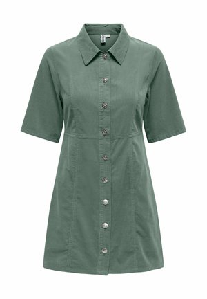 Robe chemise verte à manches courtes avec col et fermeture boutonnée sur toute la longueur devant, en tissu texturé.