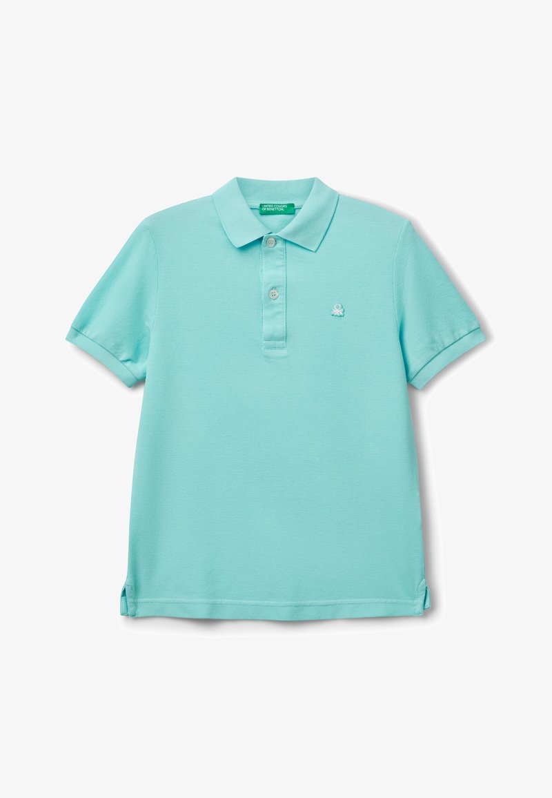 Polo turquoise en coton, avec un col, une patte de boutonnage à trois boutons, des manches courtes et un logo brodé sur la poitrine.