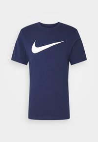 Laivansinis lyga trumpomis rankovėmis marškinėliai su dideliu baltu Nike swoosh logotipu per krūtinę ant baltos fono.