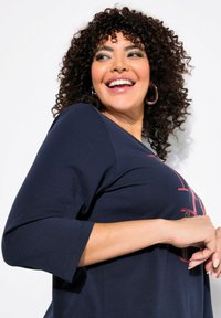 Ulla Popken MODERN 3/4 SLEEVE GRAPHIC  - Långärmad tröja - navy blue