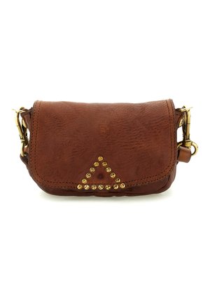 Borsa a tracolla in pelle marrone con borchie dorate che formano un triangolo sulla patta frontale e fibbie dorate sui lati.