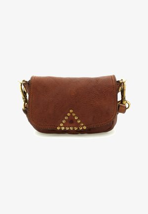 Borsa a tracolla in pelle marrone con borchie dorate che formano un triangolo sulla patta frontale e fibbie dorate sui lati.