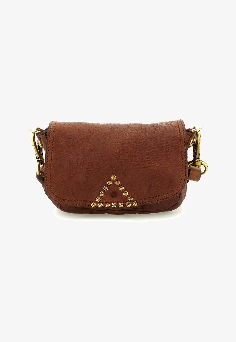 Borsa a tracolla in pelle marrone con borchie dorate che formano un triangolo sulla patta frontale e fibbie dorate sui lati.