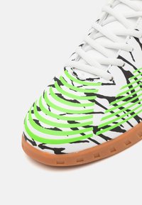 JAKO J-SI TAKE - Saalijalgpalli saapad - white/neon green