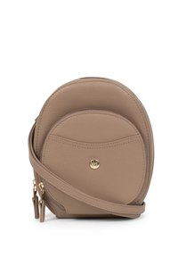 Borsa crossbody in pelle beige con design arrotondato, texture liscia, hardware dorato e una tasca frontale. Include una tracolla regolabile.