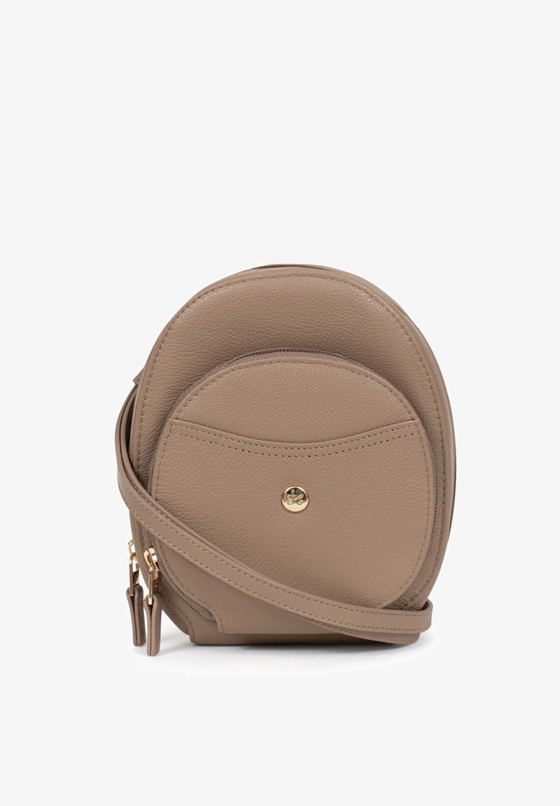 Borsa crossbody in pelle beige con design arrotondato, texture liscia, hardware dorato e una tasca frontale. Include una tracolla regolabile.