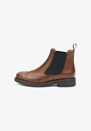 Botín Chelsea de cuero marrón con detalles de brogue, paneles laterales elásticos, tirador y una suela de goma negra. Textura suave, diseño elegante.