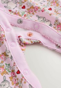 Ružový body s kvetinovým vzorom a cvokmi. Obsahuje kreslené postavičky a kovové akcenty, jemný bavlnený materiál s rebrovaným lemovaním.