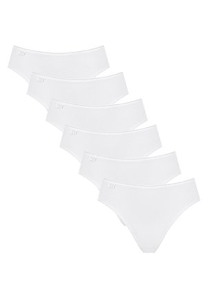 Sept paires de culottes en coton blanches avec une texture lisse, présentant un design simple et une petite étiquette logo sur la ceinture.