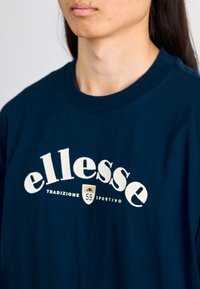 Ellesse FRANKS - T-shirt imprimé - navy
