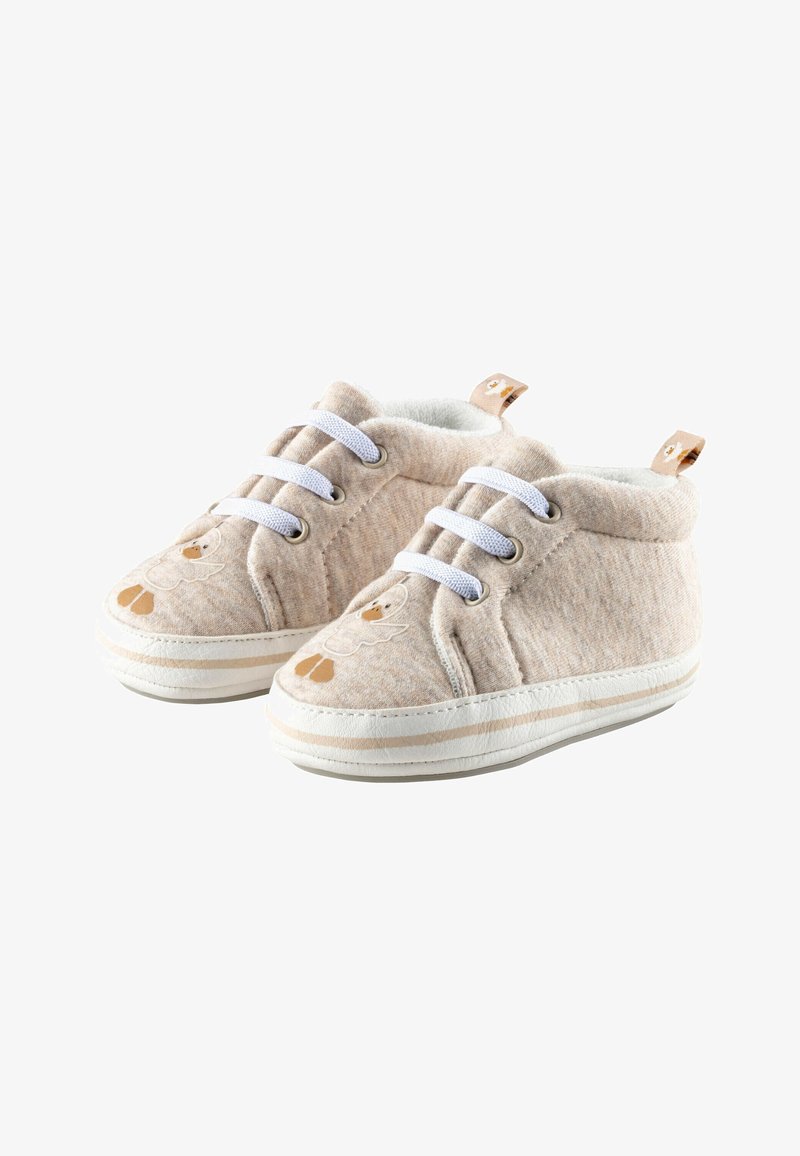 Chaussures bébé en tissu beige doux avec des lacets blancs et un motif canard à l'avant, avec une languette à l'arrière et une semelle blanche.