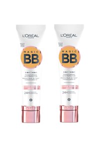Crème BB Magique de L'Oréal Paris, deux tubes blancs, perfecteur de peau 5-en-1, accents roses, contenant un complexe vitaminé, étiqueté teinte moyenne, hydratation 24H.